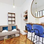 Chic Apartment In Paris For Couple