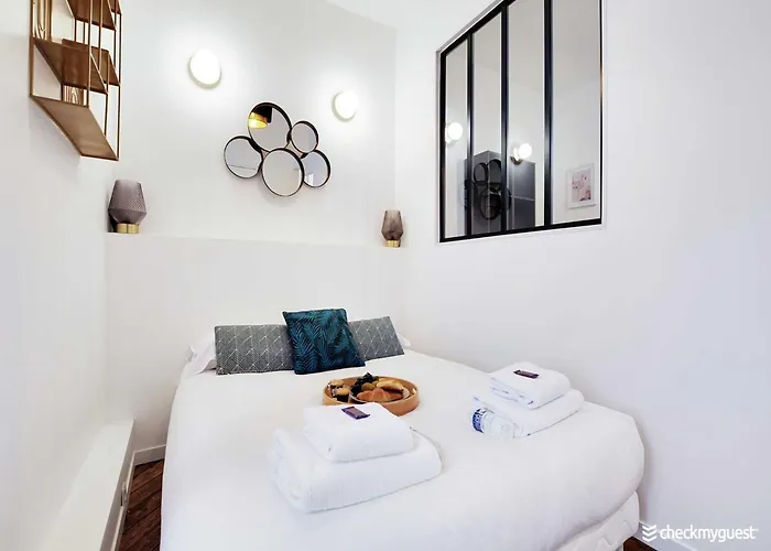 Chic Apartment In Paris For Couple